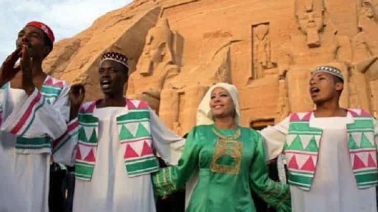 مجموعة إنشاد نوبية أمام معبد أبو سمبل