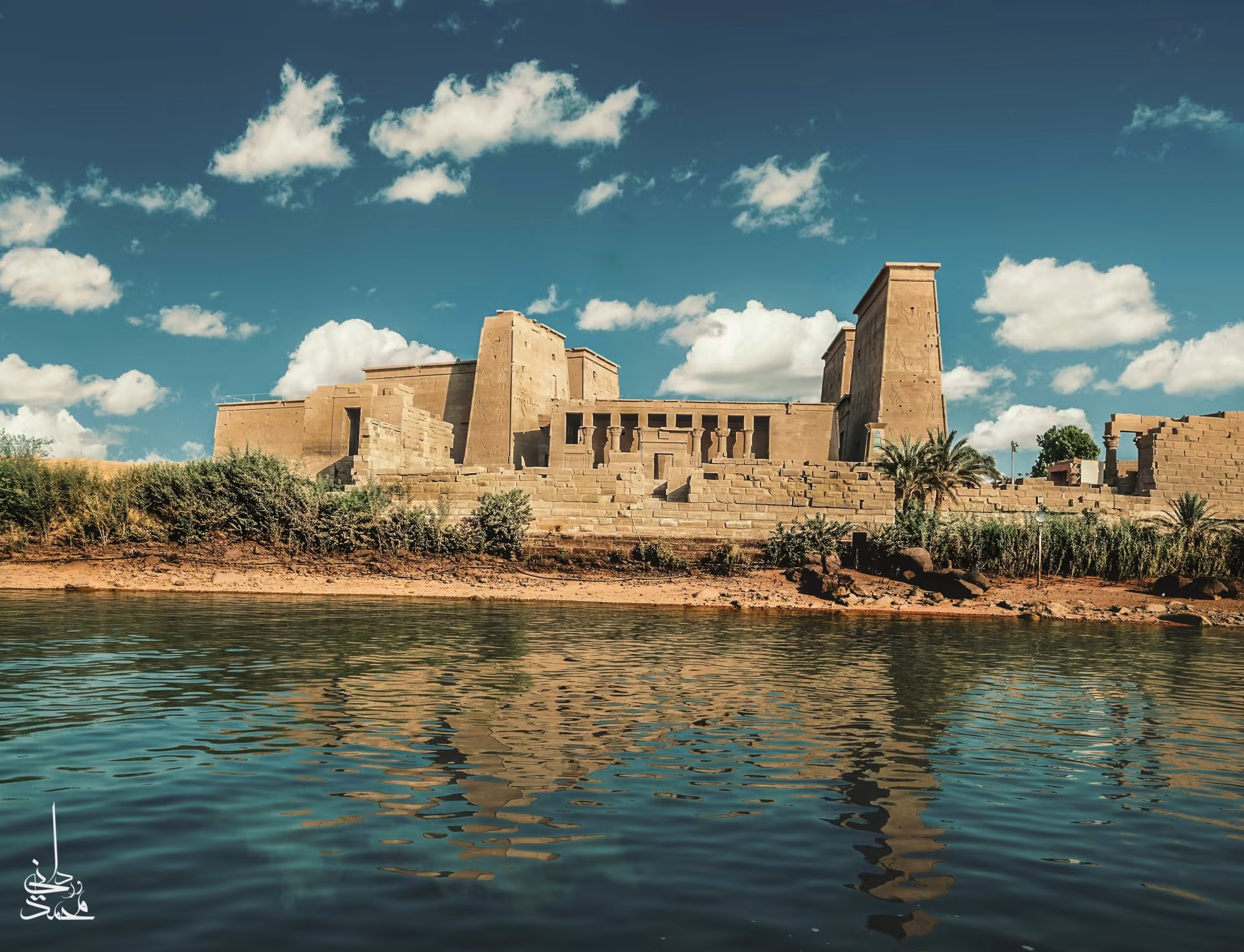 جمال أمام بيت نوبي ملون في أسوان